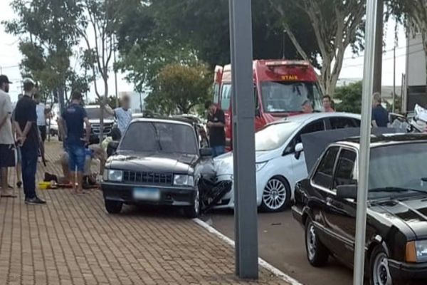 Dois homens são atropelados por automóvel durante troca de pneu na Avenida Rocha Pombo