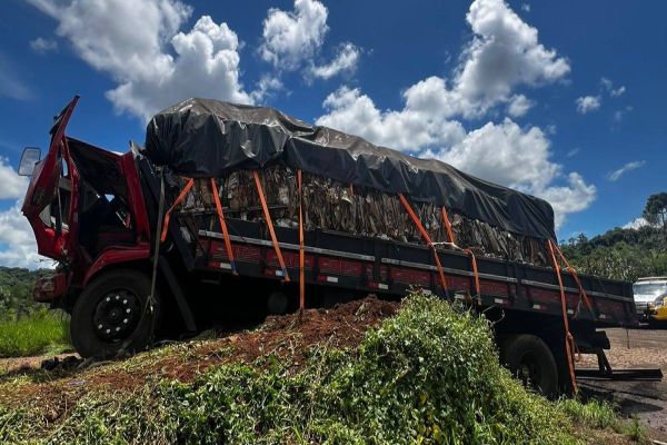 Caminhão de Cascavel para em cima de barranco após acidente na PR-473 em Nova Laranjeiras