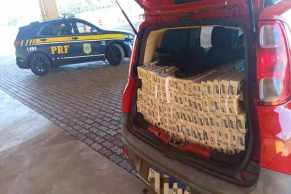 PRF intercepta veículo suspeito e apreende carga ilegal de cigarros na PR-180 em Cascavel