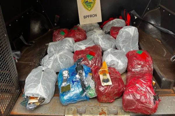 Foto relacionada a notícia: BPFRON apreende mercadorias contrabandeadas em ônibus em São Miguel do Iguaçu
