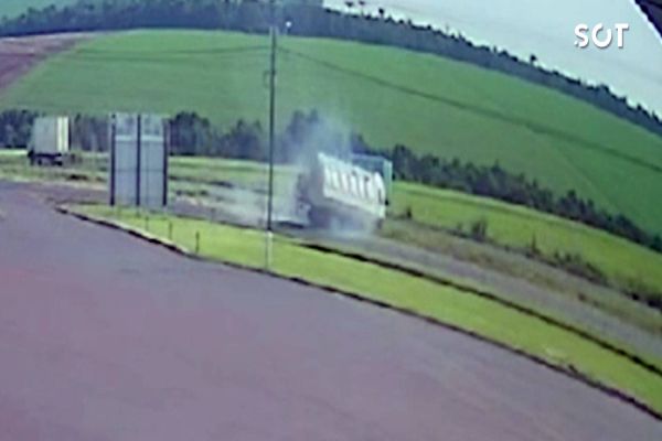 Caminhão tomba após ser fechado por outro veículo na BR-163 em Cascavel