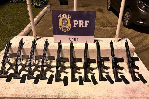 PRF realiza apreensão de 10 fuzis escondidos em carro na BR-280; As armas saíram de Foz do Iguaçu