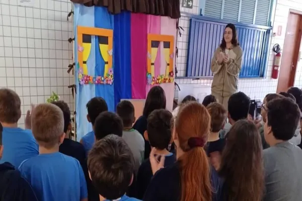 Foto relacionada a notícia: Teatro de Fantoches sobre a Dengue leva conscientização aos alunos da Apae de Cascavel