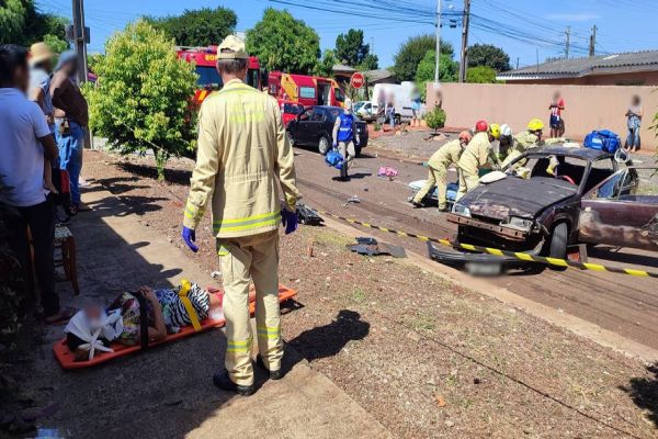 Grave acidente de trânsito deixa vítimas presas às ferragens no Bairro Floresta em Cascavel