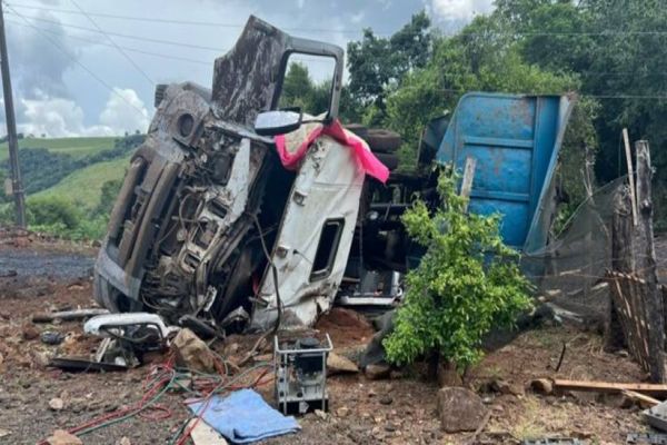 Motorista fica ferido após acidente com caminhão na PR-481