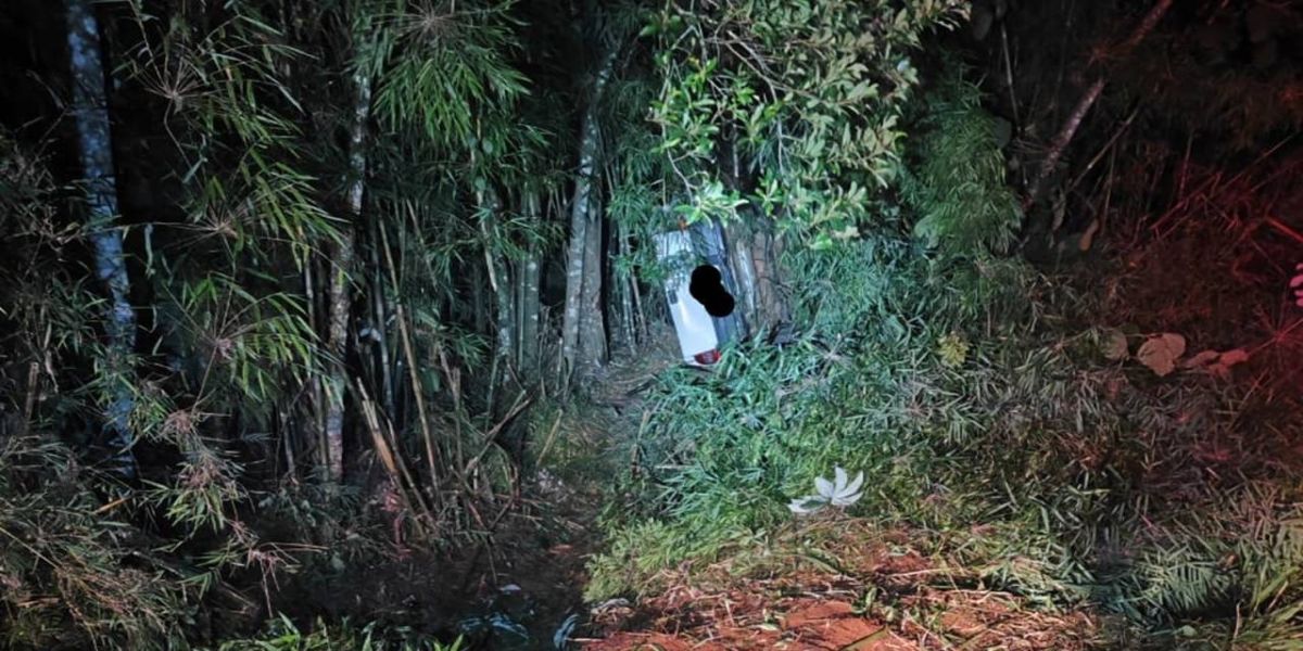 Condutor de 29 anos morre após tombar Fiat Strada na PR-670 em Diamante do Sul