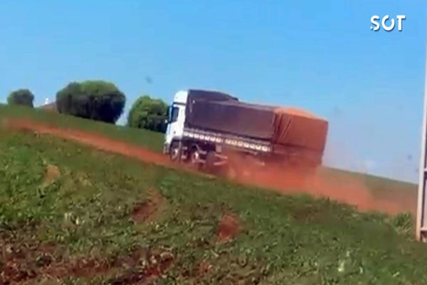 Polícia Federal e PM apreendem caminhão carregado com cigarros contrabandeados na cidade de Roncador