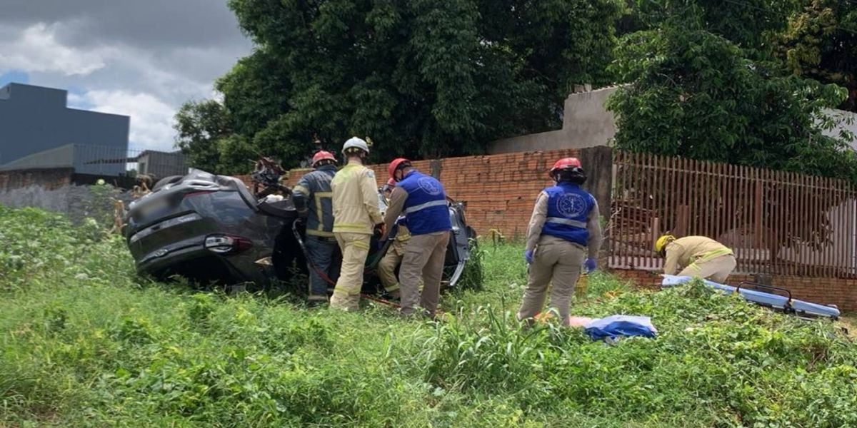 Condutora fica ferida após colisão seguida de capotamento no Bairro Alto Alegre, em Cascavel