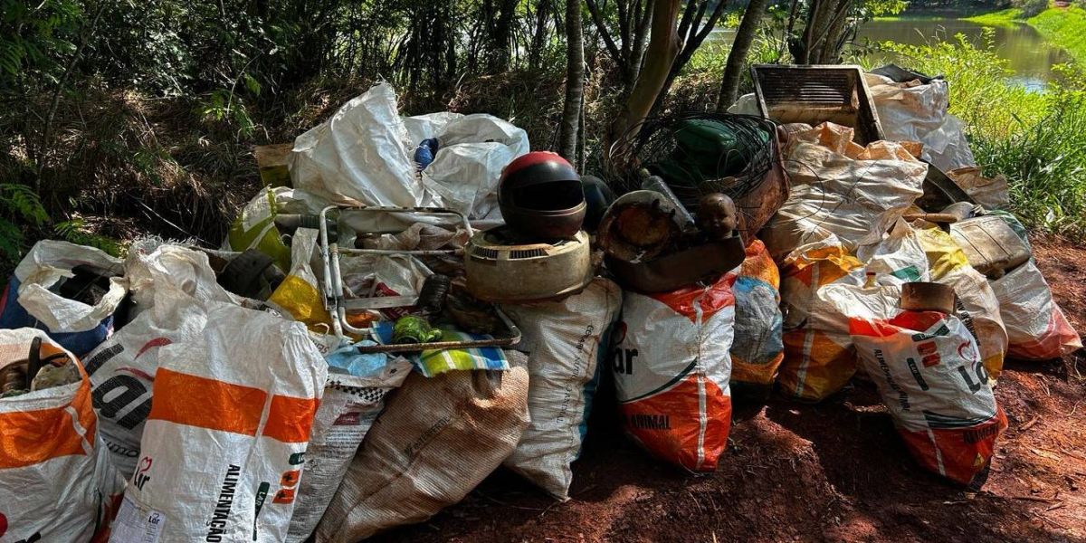 Equipe de terceirizados da Itaipu faz coleta de lixo em São Miguel do Iguaçu