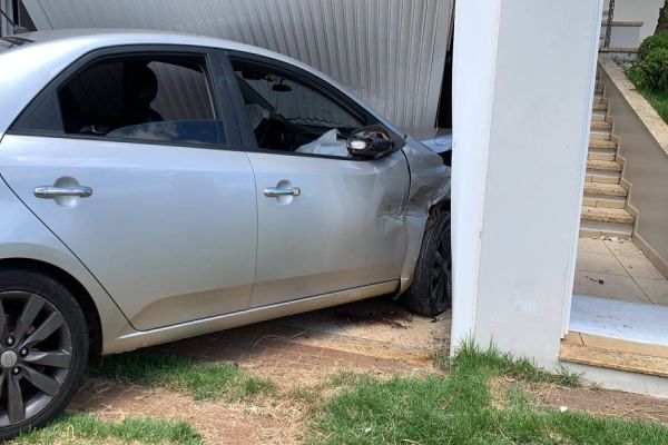 Mulher sofre mal súbito ao volante e se envolve em acidente no Bairro Parque São Paulo em Cascavel