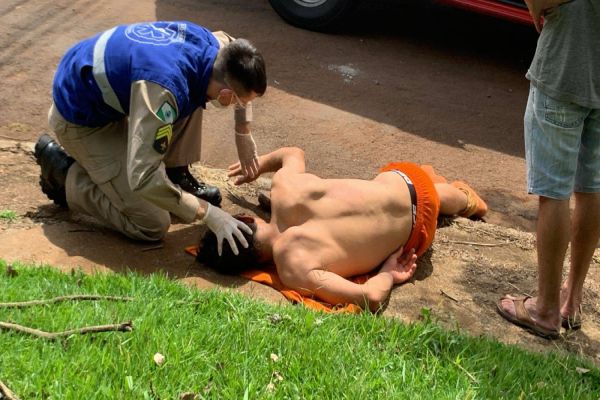 Jovem de 20 anos fica ferido em colisão entre moto e carro no São Cristóvão em Cascavel