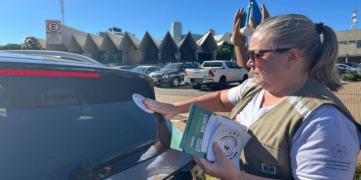 Adesivaço no centro de Cascavel marca Dia D contra a Dengue