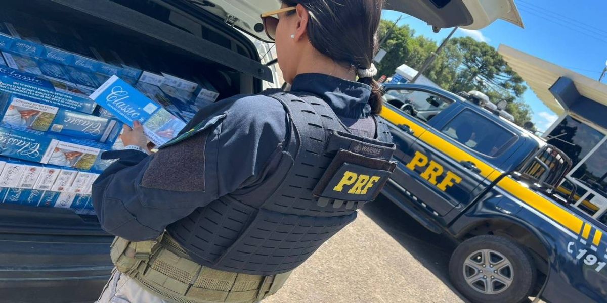 PRF apreende cerca  de 15 mil maços de cigarros e recupera veículo com registro de roubo em SP