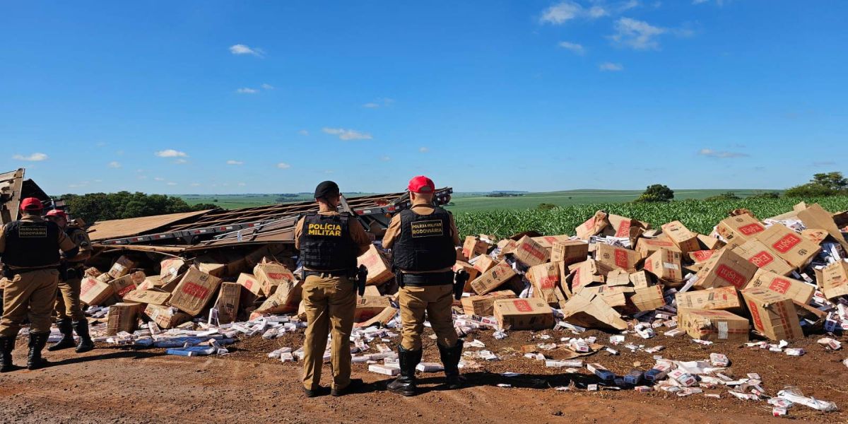 Carreta carregada de cigarros tomba na PR-581 próximo a Tupãssi