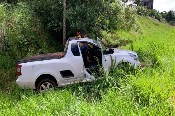 Condutora de 39 anos fica ferida após capotamento na PR-180 em Cascavel