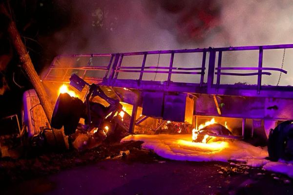 Caminhão em chamas bloqueia BR-116 no Contorno Leste em Piraquara