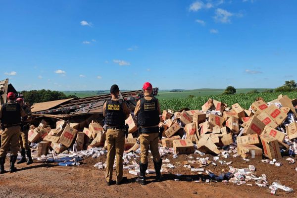 Carreta carregada de cigarros tomba na PR-581 próximo a Tupãssi