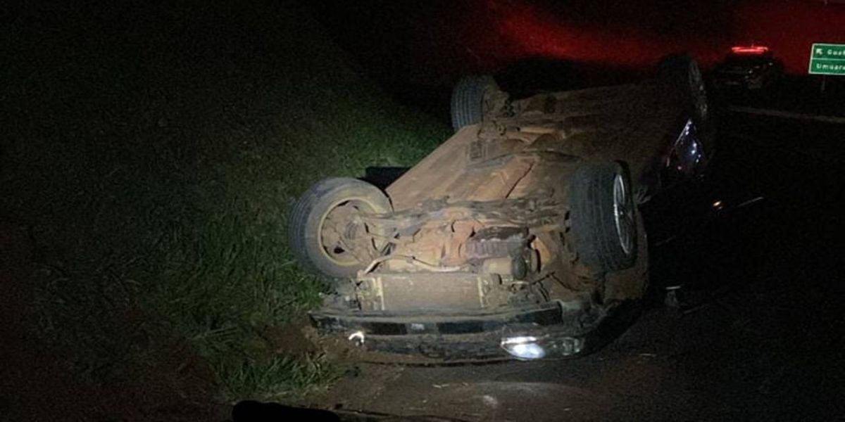 Golf Sportline capota após sair da pista na PR-486 em Perobal