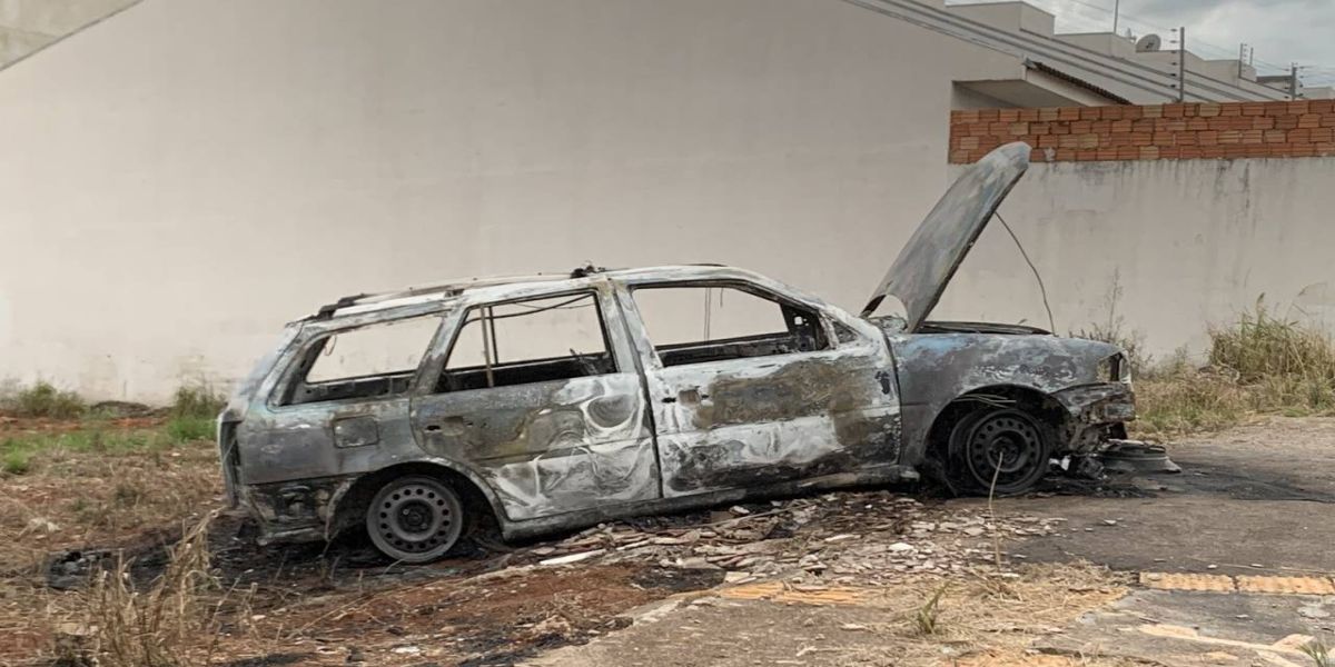 Incêndio destrói automóvel no Loteamento Mantovani em Cascavel