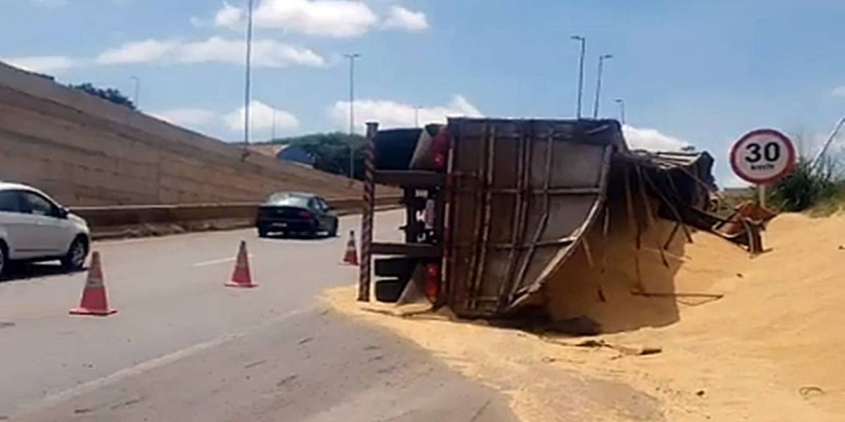 Carreta bitrem carregada com arroz tomba no Trevo Cataratas em Cascavel