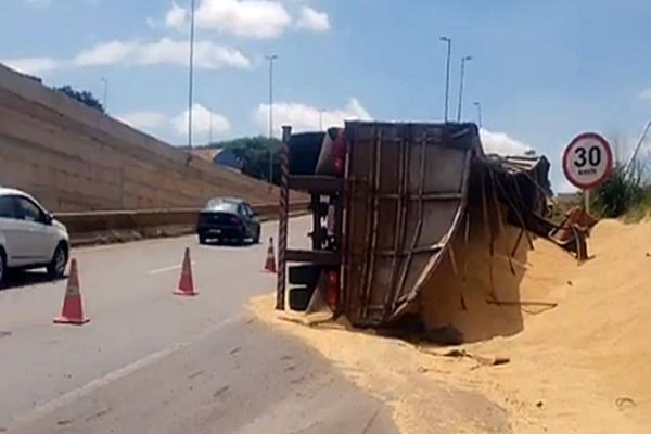 Carreta bitrem carregada com arroz tomba no Trevo Cataratas em Cascavel
