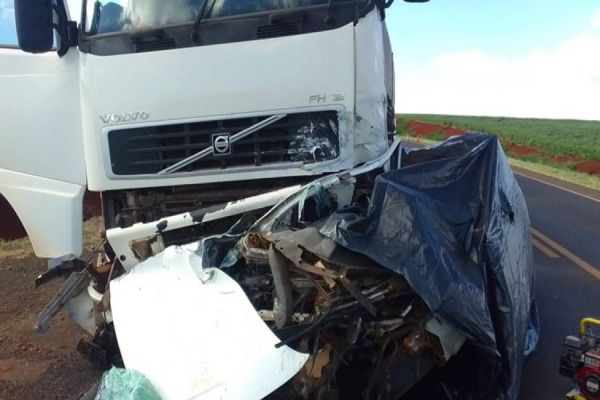 Homem morre em colisão entre carro e carreta na BR-163 em Pranchita