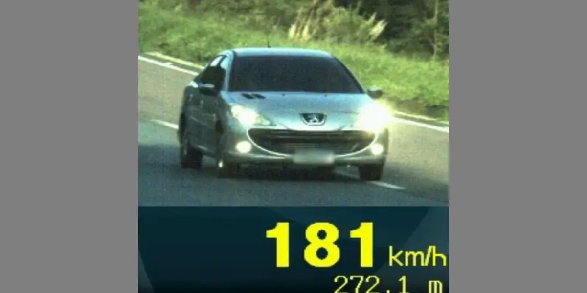 Imprudência no trânsito: carro é flagrado pela PRF a 181 km/h na BR-116