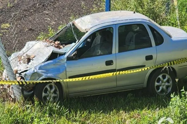Foto relacionada a notícia: Carro invade campo de futebol e condutor morre em São Miguel do Iguaçu