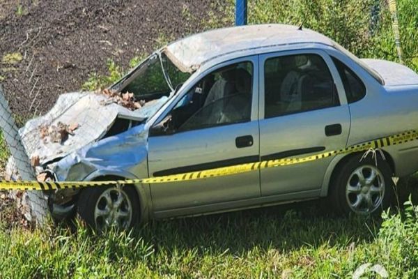 Carro invade campo de futebol e condutor morre em São Miguel do Iguaçu