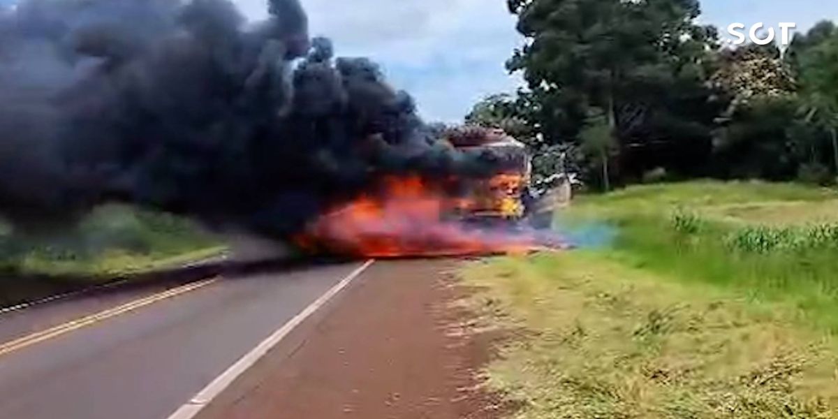 Duas pessoas morrem em colisão frontal entre carro e caminhão na BR-369 em Mamborê
