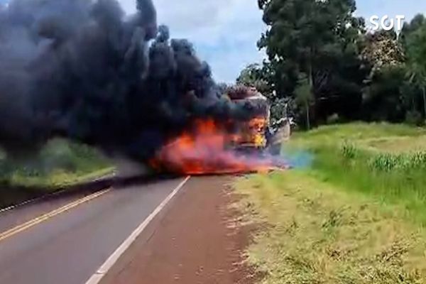 Duas pessoas morrem em colisão frontal entre carro e caminhão na BR-369 em Mamborê