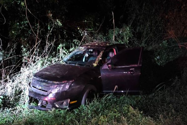 Família, incluindo bebê, sai ilesa após saída de pista na PR-317, em Santa Helena