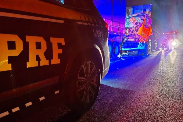 Acidente entre caminhões causa lentidão na BR 376 em Ponta Grossa