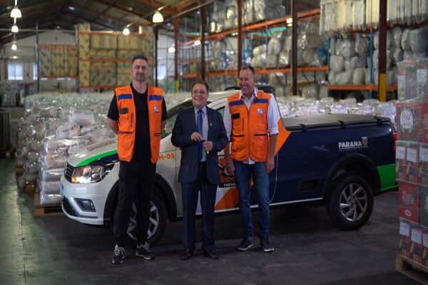 Batatinha entrega picapes para a Defesa Civil de Medianeira, Quedas do Iguaçu e Capitão