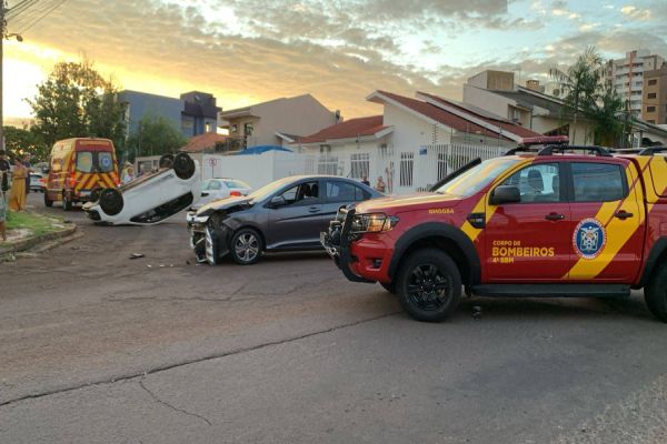 Forte colisão entre UP e Honda City deixa motorista ferido na Região do Lago, em Cascavel