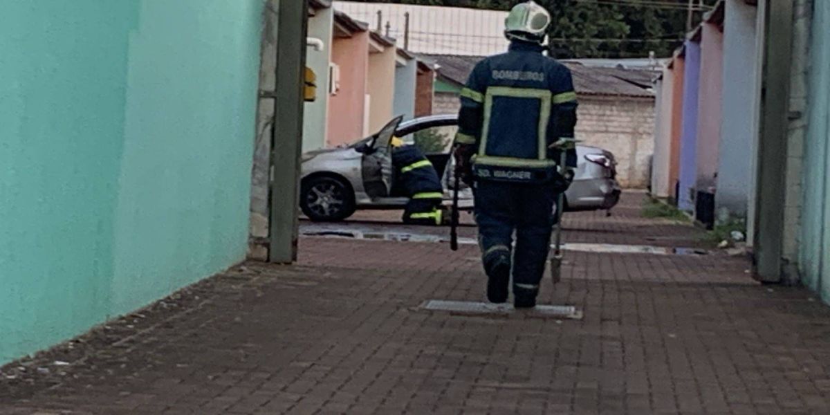 Incêndio em veículo no Bairro Morumbi, em Cascavel: Bombeiros agem rápido