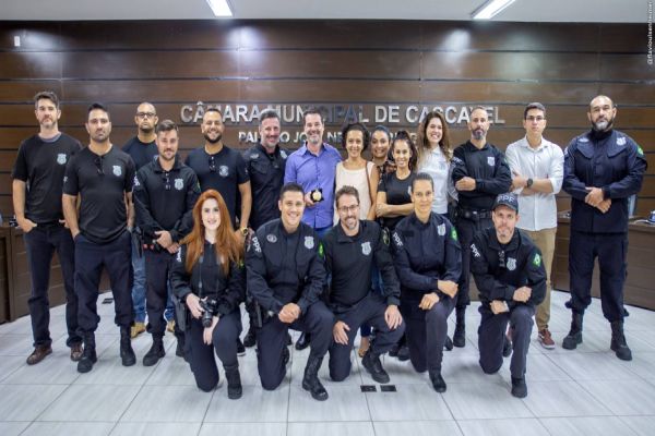 Imagem referente a notícia: Câmara de Cascavel homenageia bravura e dedicação das forças de segurança em cerimônia emocionante