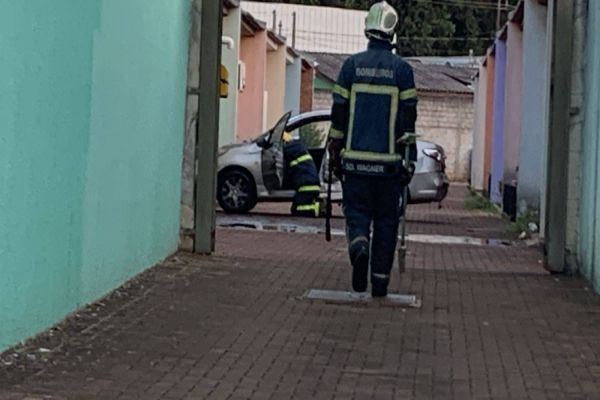 Incêndio em veículo no Bairro Morumbi, em Cascavel: Bombeiros agem rápido