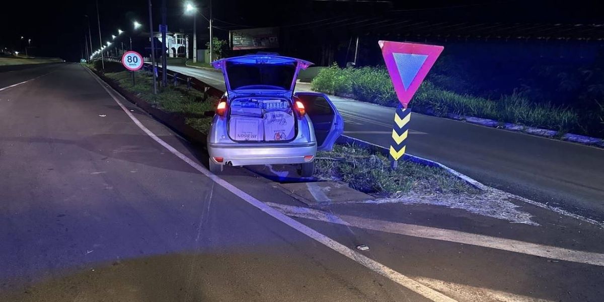 Fuga na BR-277 termina em apreensão de cigarros contrabandeados e um carro incendiado