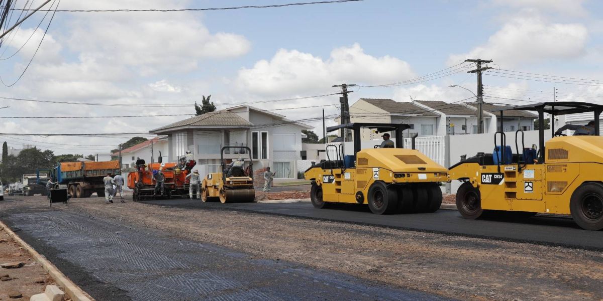PDU: Rua Alexandre de Gusmão recebe capa asfáltica