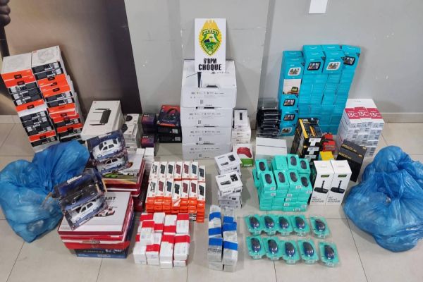 Pelotão de Choque apreende contrabando avaliado em 200 mil em abordagem na Av.Tancredo Neves