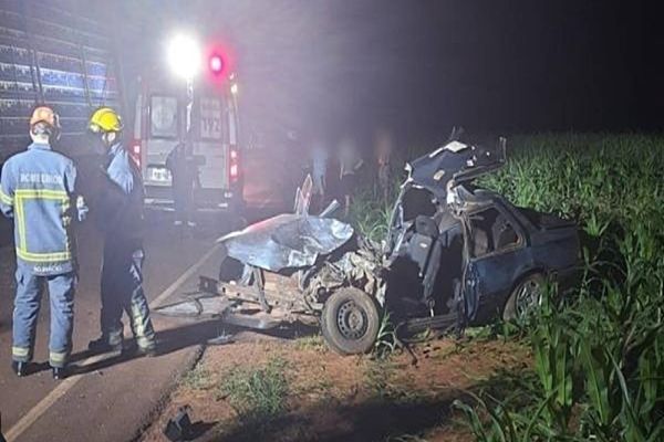 Colisão frontal entre carro e caminhão deixa homem gravemente ferido em Terra Roxa