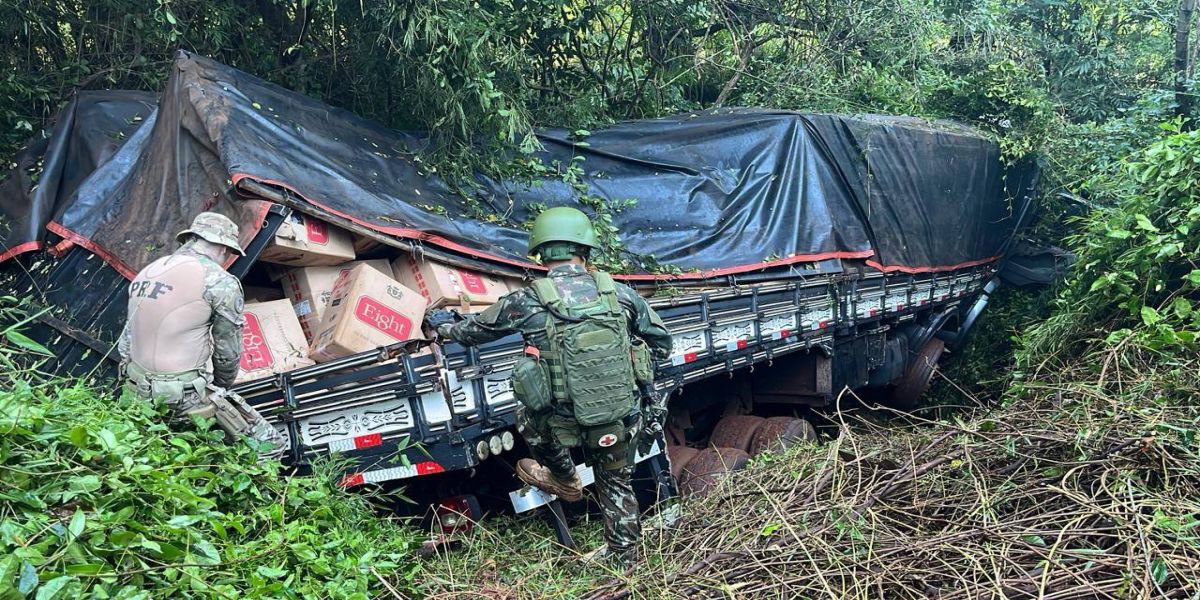 PRF e Exército apreendem caminhão carregado com 350 mil maços de cigarro no oeste do Paraná