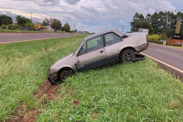 Monza para no canteiro central após ser atingindo por caminhão na BR-277 em Cascavel