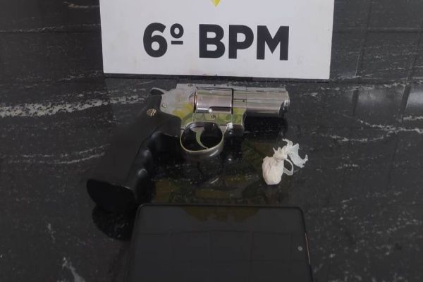 Menor é detido com celular e drogas em Bairro Cascavel Velho