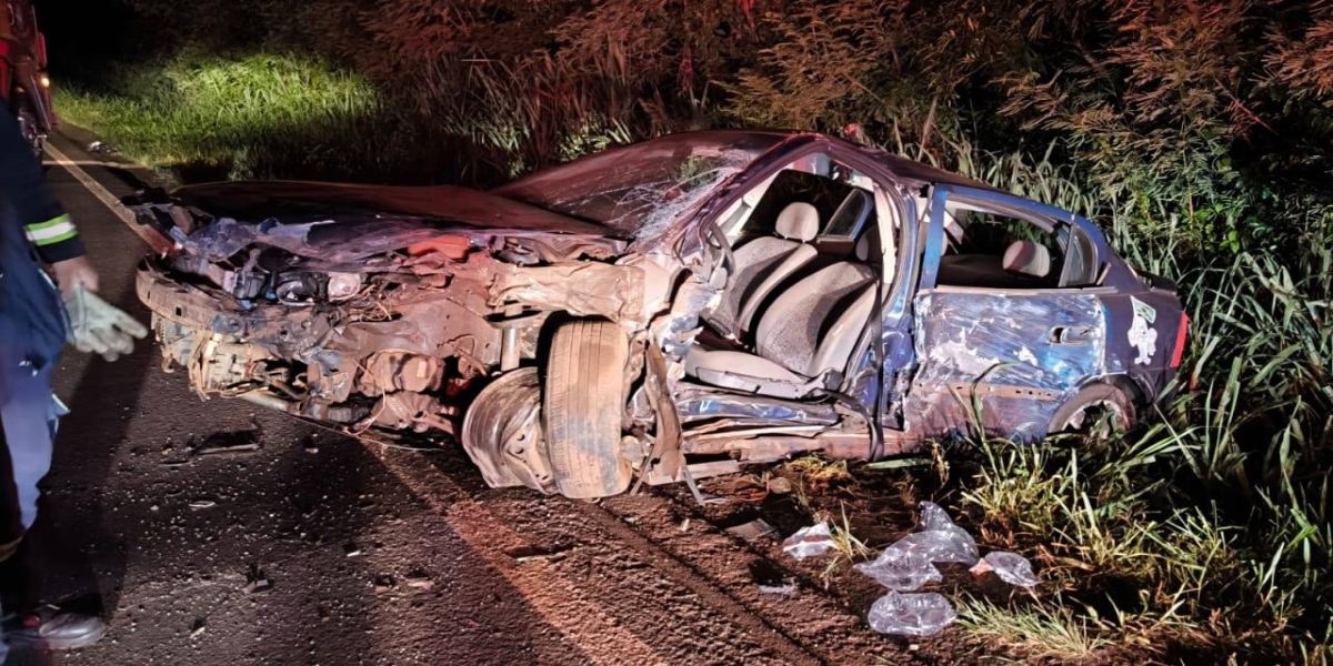 Quatro pessoas ficam feridas, sendo duas em estado grave após colisão na PR-317 em Santa Helena