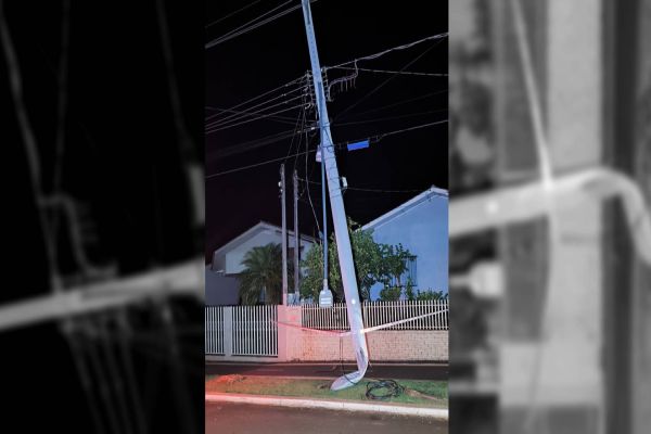 Jeep Renegade bate em poste da Copel e deixa moradores sem luz em Santa Helena