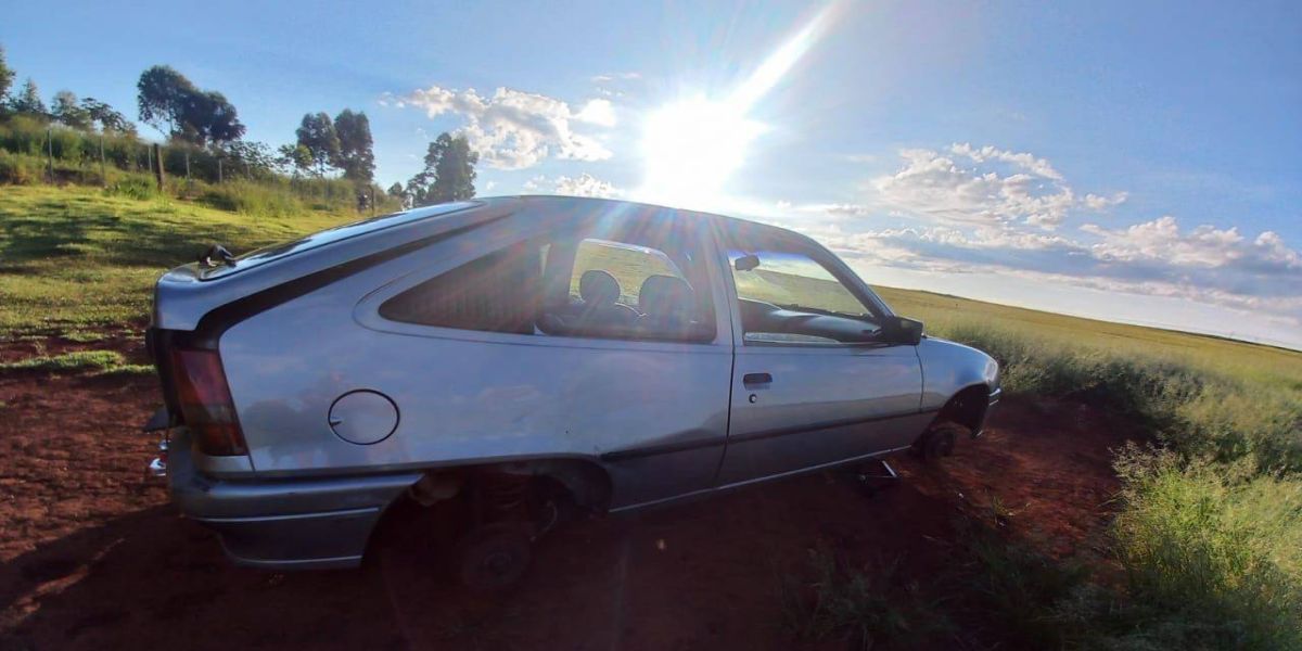 Kadett furtado e depenado é recuperado pela Guarda Municipal em estrada rural