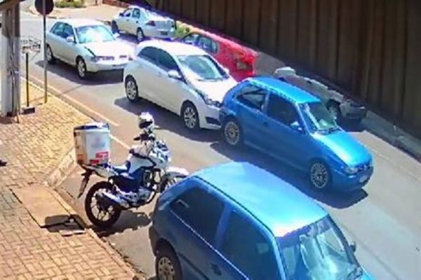 Três carros se chocam no Cascavel Velho e deixam uma ferida; Gol foi guinchado pela PM