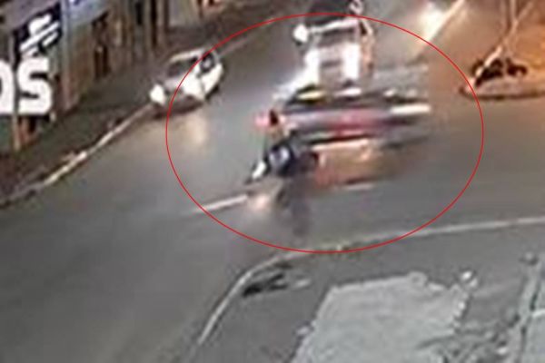 Motociclista fica ferido após ser atingido por carro na Rua Barão do Cerro Azul em Cascavel